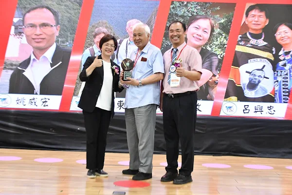▲彰化縣長王惠美表揚培英國小傑出校友總統府顧問姚嘉文。（記者林明佑翻攝）