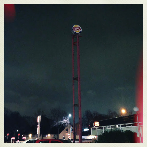 Burger King-masy, zevenaar, bij avond