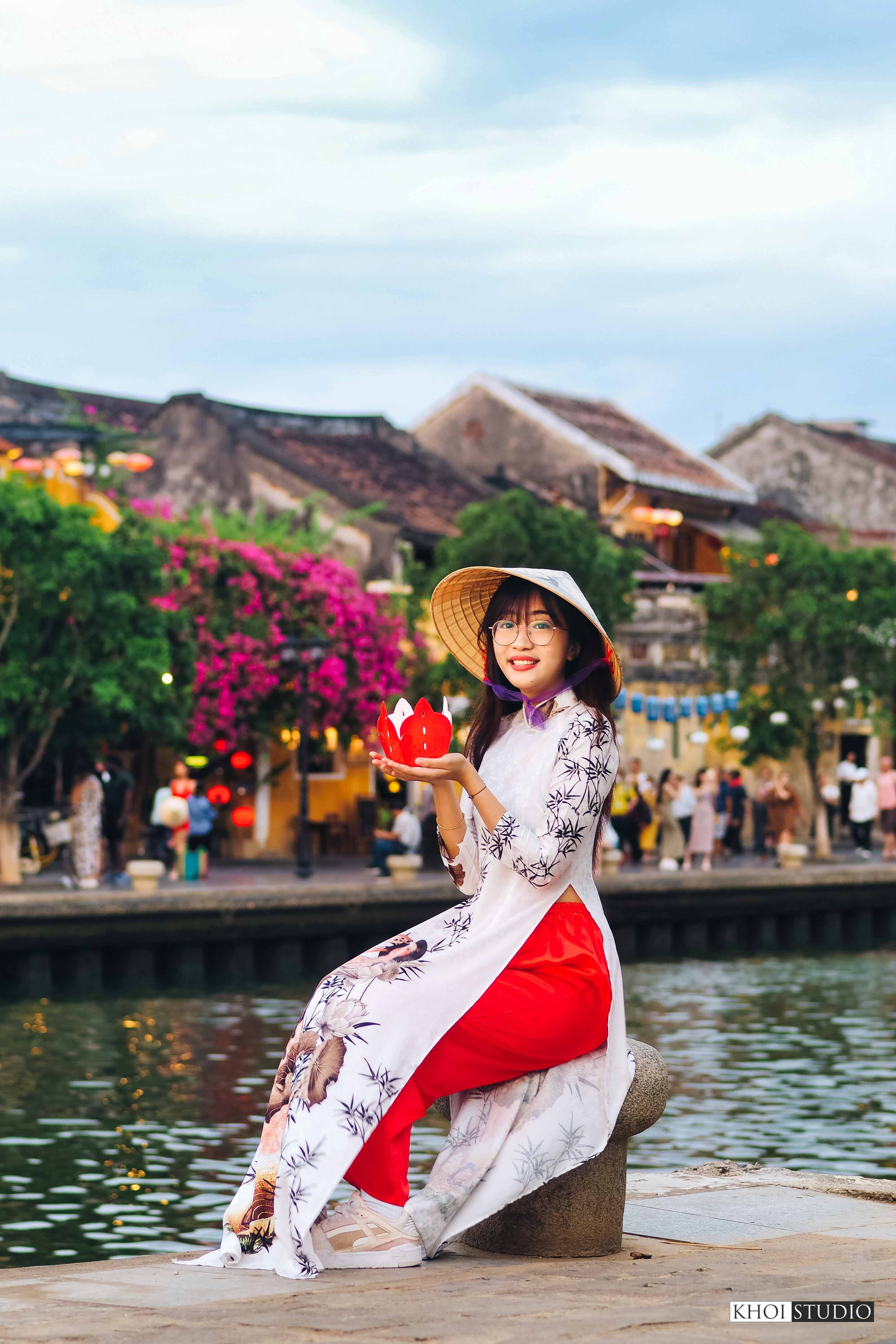 Find a family photographer in Hoi An ancient town: Family photo session with Ao Dai on Hoai River