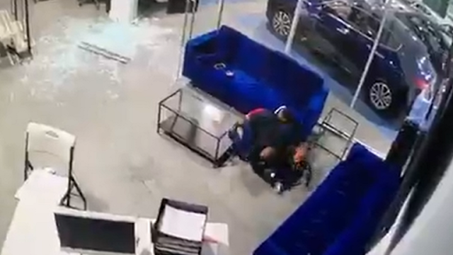 فيديو  يحبس الانفاس .. اب بتلقى الرصاص بعد حمايته  اطفاله الثلاثة