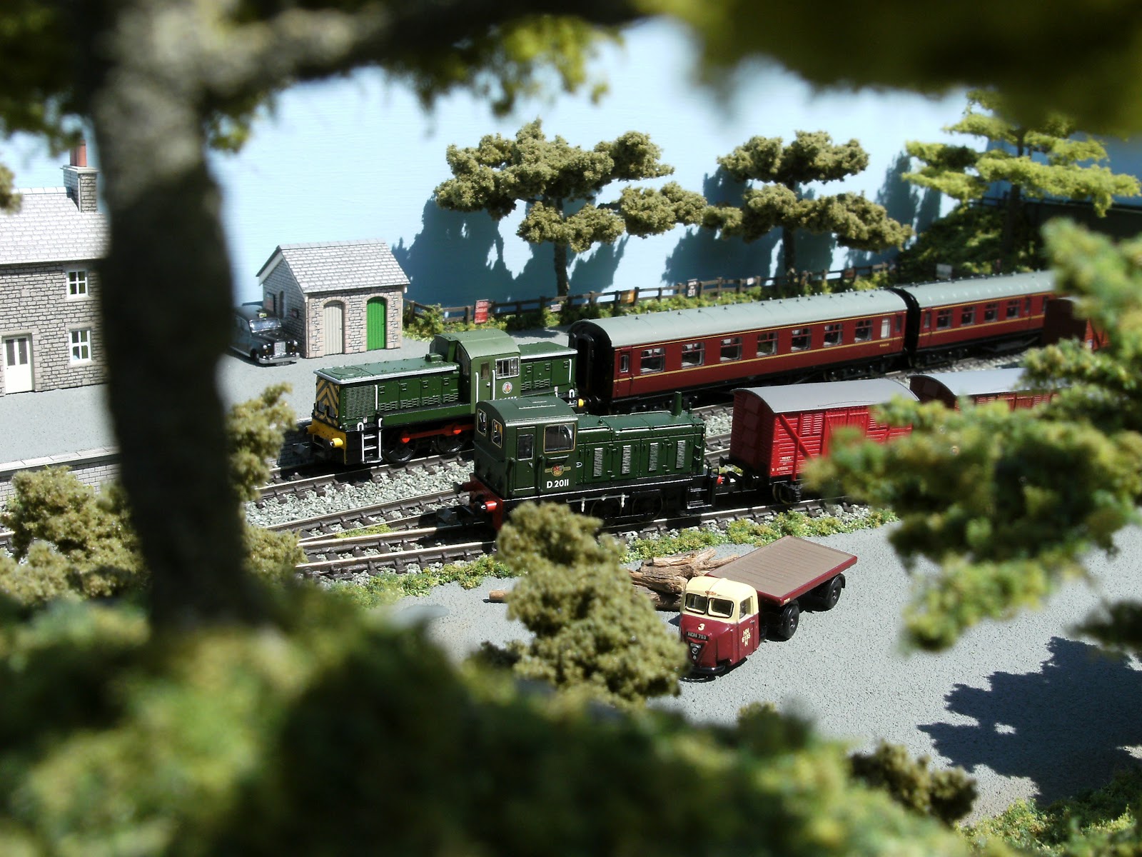 model railway built as a minimum space micro layout mustbe well 