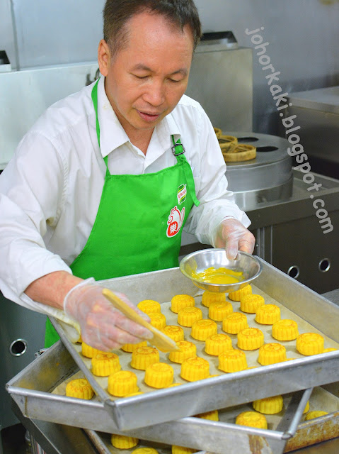 Peninsula-Hong-Kong-Egg-Custard-Mooncakes-East-Bistro-Singapore