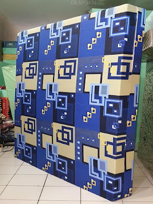 Kasur inoac motif abstrak kusen biru