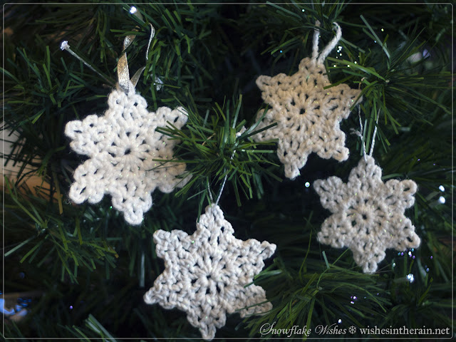 crochet snowflakes in a Christmas tree - www.wishesintherain.net