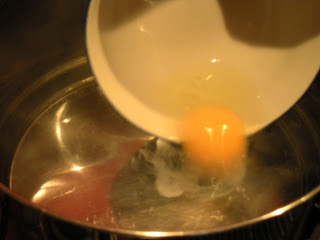 L'uovo viene fatto scivolare nell'acqua bollente