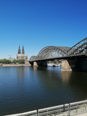im Vordergrund der Rhein, hinten der Dom, dazwischen die Hohenzollernbrücke