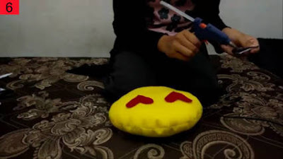 Langkah-langkah dalam membuat bantal emoticon dari kain flanel