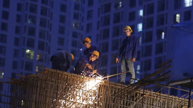Ngành thép Việt Nam đang trải qua giai đoạn khó khăn khi các quy định chặt chẽ hơn liên quan đến bất động sản đang bóp nghẹt nhu cầu xây dựng các tòa nhà mới.