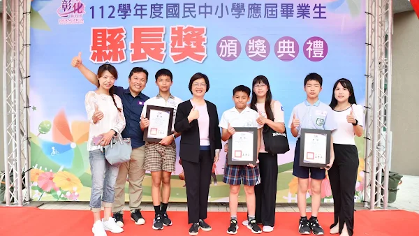 ▲彰化縣長王惠美期許所有同學時刻保持學習的心態，正向思考，挑戰未來，並且懂得感恩，感謝老師、父母的栽培與照顧，相信大家未來都能有光明燦爛的人生。（彰化縣政府提供 ）