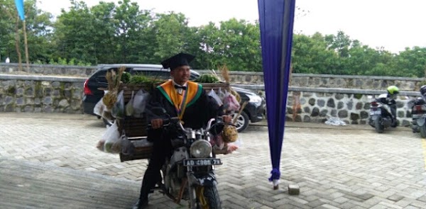 Tukang Sayur Diwisuda Sebagai Sarjana, Dagangannya Dibagi-bagikan Gratis