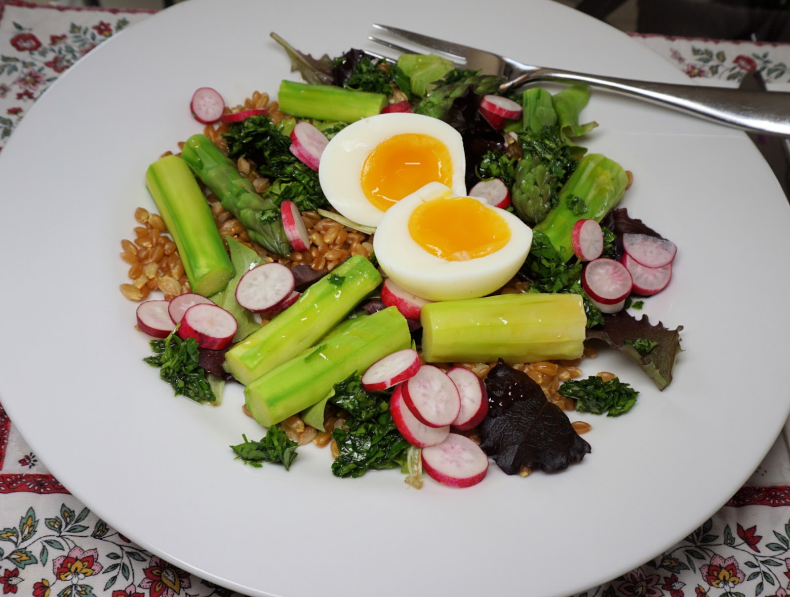 Small spelt asparagus and egg salad