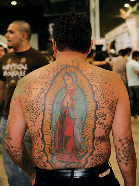 Soleil y Su Tattoo de la Mary Virgen Filed under Back of the neck, 
