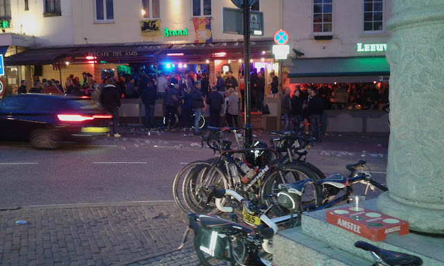 Calle donde empieza la subida al Cauberg la noche de la cicloturista Amstel Gold Race