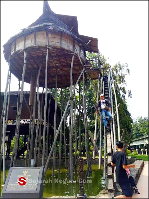 Foto Klasik 2 Rumah adat Kalimantan Barat