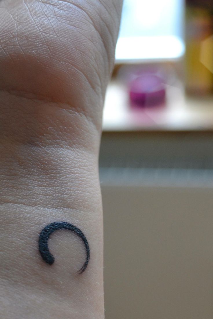 Simples, pequeno bonito enso tatuagem no pulso para mulheres