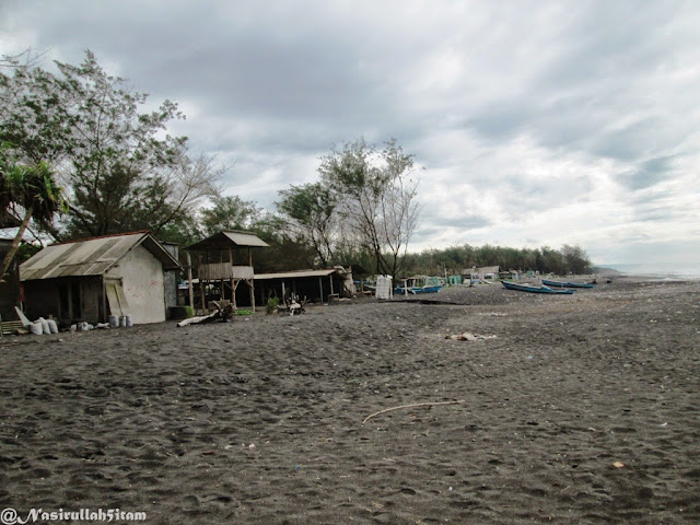 Hamparan pasir pantai Kuwaru