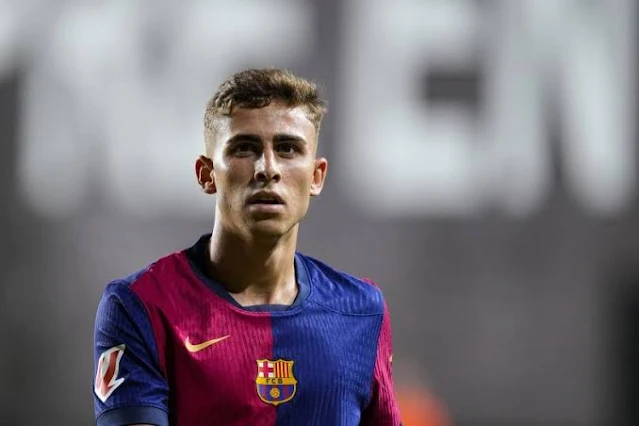 Le Paris Saint-Germain continue de construire son projet en misant sur la jeunesse. Après avoir attiré plusieurs talents ces dernières saisons, le club de la capitale française s'intéresse désormais à un nouveau joyau du FC Barcelone : Fermín Lopez. Actuellement en pleine forme, le PSG reste en lice dans toutes les compétitions et ambitionne de tout remporter cette saison. Luis Enrique, grand adepte du développement des jeunes joueurs, souhaite renforcer son effectif en attirant des éléments prometteurs. Parmi ses cibles prioritaires pour l'été prochain figure le jeune milieu de terrain catalan, qui a tapé dans l'œil des dirigeants parisiens. Une offre de 60 millions d'euros refusée  D'après les informations de Don Balon, le Paris Saint-Germain a récemment formulé une offre de 60 millions d'euros pour s'attacher les services de Fermín Lopez. Une proposition rapidement refusée par Joan Laporta, qui ne veut pas se séparer de son joueur à moins que sa clause libératoire ne soit activée, soit 500 millions d'euros. Le Barça pourrait reconsidérer sa position en cas d'offre plus élevée  Le FC Barcelone, en proie à des difficultés financières, sait pourtant que toute offre conséquente pourrait l'obliger à reconsidérer sa position. Si officiellement le club catalan ne souhaite pas céder son talent de 21 ans, une proposition plus élevée pourrait forcer les Blaugranas à discuter, notamment si leur situation économique ne s'améliore pas d'ici l'été. Fermín Lopez veut s'imposer au Barça  Malgré quelques blessures qui ont ralenti sa progression, Fermín Lopez reste attaché au Barça et ambitionne de s'imposer durablement sous les ordres de Hansi Flick. Il n'a, pour l'instant, aucune intention de quitter le club qui lui a permis d'exploser au plus haut niveau. Cependant, dans le football, les décisions ne se prennent pas toujours uniquement sur la base des souhaits des joueurs. Luis Enrique, qui apprécie particulièrement le profil du jeune Espagnol, pourrait jouer un rôle déterminant en le convainquant de rejoindre Paris. De plus, le possible départ de Luis Campos du PSG pourrait renforcer l'influence de l'entraîneur espagnol sur le recrutement, lui offrant une plus grande marge de manœuvre pour attirer des talents comme Fermín Lopez.