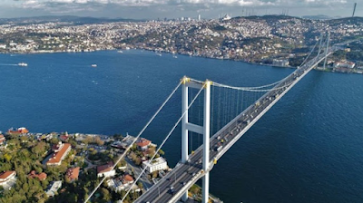 İstanbul, Türkiye'de Marmara Bölgesi'nin Çatalca-Kocaeli Bölümü'nde yer alan şehir ve Türkiye'nin 81 ilinden biridir. Ülkenin nüfus bakımından en çok göç alan ve en kalabalık ilidir. Ekonomik, tarihî ve sosyo-kültürel açıdan önde gelen şehirlerden biridir.
