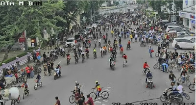 Pesepeda di Lapangan Merdeka Medan