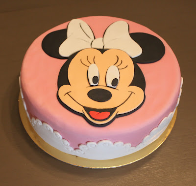 tarta fondant, pasta de azucar, tartas personalizadas, Disney, Minnie Mouse, cumpleaños, infantil, sorpresa niños