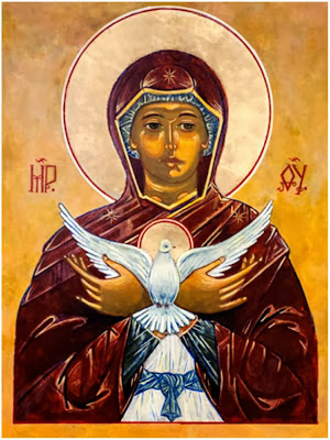 La Virgen Maria sostiene en el pecho la paloma Espiritu Santo