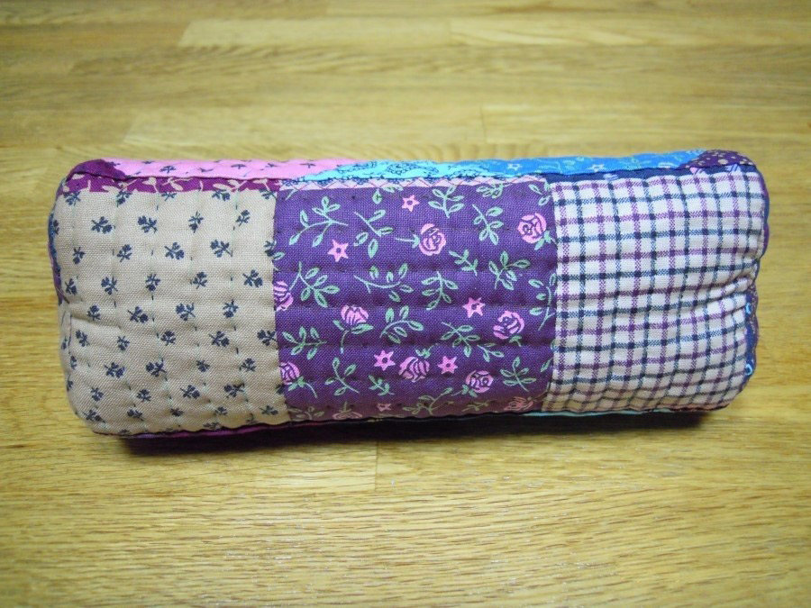 Quilted patchwork zipper pouch, cosmetic bag, pencil case. DIY Photo Tutorial. 