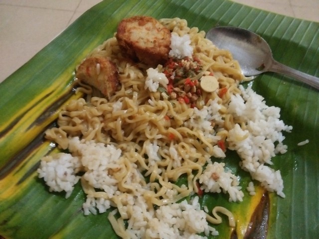 makan-mie-instan-dengan-nasi