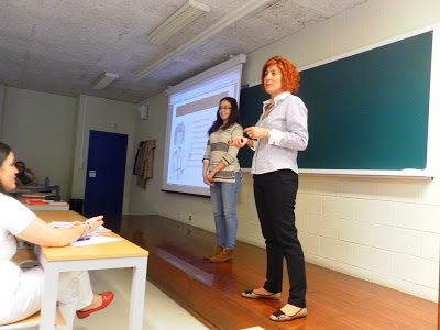 Ni la zeta ni la eme ni la hache le hicieron falta a Mar Castro para mirarnos a todos y a cada uno de los alumnos que escuchábamos atentos su clase de oratoria. Nos  sumergió en la explicación sin que nos diéramos ni cuenta, haciendo gala de las técnicas de comunicación que, poco a poco nos fue enseñando.   Además de explicarnos como expresarnos en la palabra hablada, Mar Castro nos mostró mediante un divertido ejercicio práctico, la importancia que adquiere la comunicación no verbal a la hora de difundir un mensaje. En ocasiones, no le damos demasiada importancia a lo que transmitimos con nuestras manos, los pies, la mirada o incluso la forma en la que hablamos, pero para un orador experto el control de la comunicación no verbal es un requisito imprescindible. Pues bien, si lo que queremos es hablar en público, por donde debemos comenzar es por querer hacerlo. Disfrutar y dominar el miedo que asola a la mayoría en estas situaciones, nos facilitará en gran medida la tarea de controlar lo que transmitimos de forma inconsciente con nuestros movimientos. Una vez motivados y relajados, trucos como gesticular de forma moderada darán énfasis y veracidad a lo que estemos contando, además de ayudar a subir el tono de voz a esas personas a las que les cueste un poco más vencer la timidez. Cuidado con las manos, pueden traicionarnos sin querer, revelando aspectos de nuestro estado de ánimo que no queremos dar a conocer. También los movimientos en el escenario deberán ser tranquilos y naturales, para que nuestro público pueda seguirnos con la mirada al mismo tiempo que nosotros a ellos, pues el contacto visual cobra una importancia vital en la conexión con nuestros oyentes. Debemos comprender que una de las funciones de la comunicación no verbal puede ser sustituir a las palabras. Aquí tenéis un ejemplo con un toque de humor que lo explica claramente: http://www.youtube.com/watch?v=1mwrR-2-JM4 Pero en realidad, lo más importante para ser un buen orador es saber de lo que uno está hablando y dedicar a nuestros oyentes la más sincera de las sonrisas, tal y como demostró Mar Castro este fin de semana. 