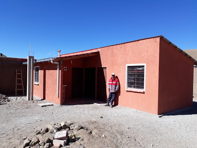 Die Familien in Kollpani, die in extremer Armut leben, haben vom Staat Sozialwohnungen bekommen. Das neue Haus gehört nun ihnen, und sie freuen sich riesig darüber. Im ganzen Land wurden zig Tausende dieser Wohnungen gebaut.