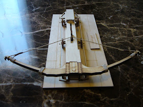 maqueta de la ballesta de Leonardo da Vinci a escala