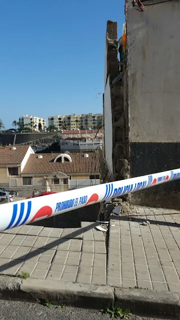 Muro derrumbado de  un solar en la calle Dr. Eustasio Navarro, Las Palmas de Gran Canaria 