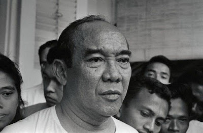 foto masa tua Bung Karno tanpa pecinya. Tatapan mata Bung Karno masih sangat tajam seperti saat mudanya dahulu