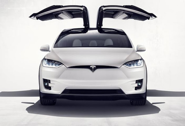 Frontal del Tesla Model X con las puertas de gaviota abiertas