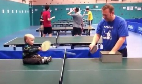 Ajib!!! Bayi 18 Bulan Bisa Main Ping Pong[video unik 