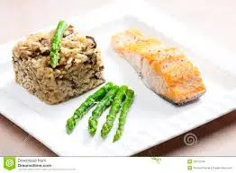 Baked salmon with brown rice and asparagus