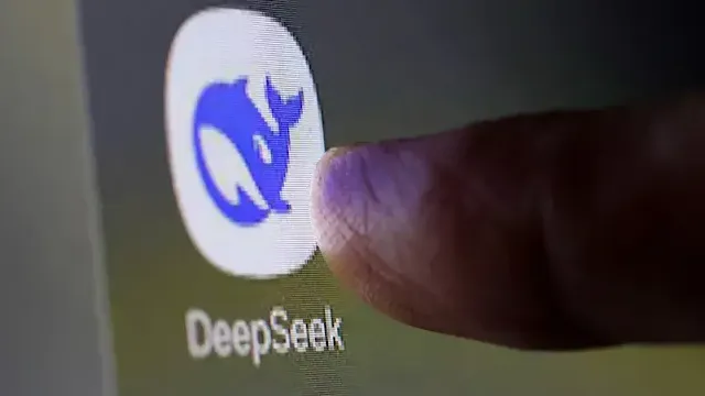 DeepSeek تطبيق DeepSeek الذكاء الاصطناعي الصيني تطبيقات الذكاء الاصطناعي تخزين البيانات في الصين تسريبات أمنية DeepSeek حظر DeepSeek في أمريكا مخاطر الذكاء الاصطناعي الأمن السيبراني حماية البيانات الشخصية