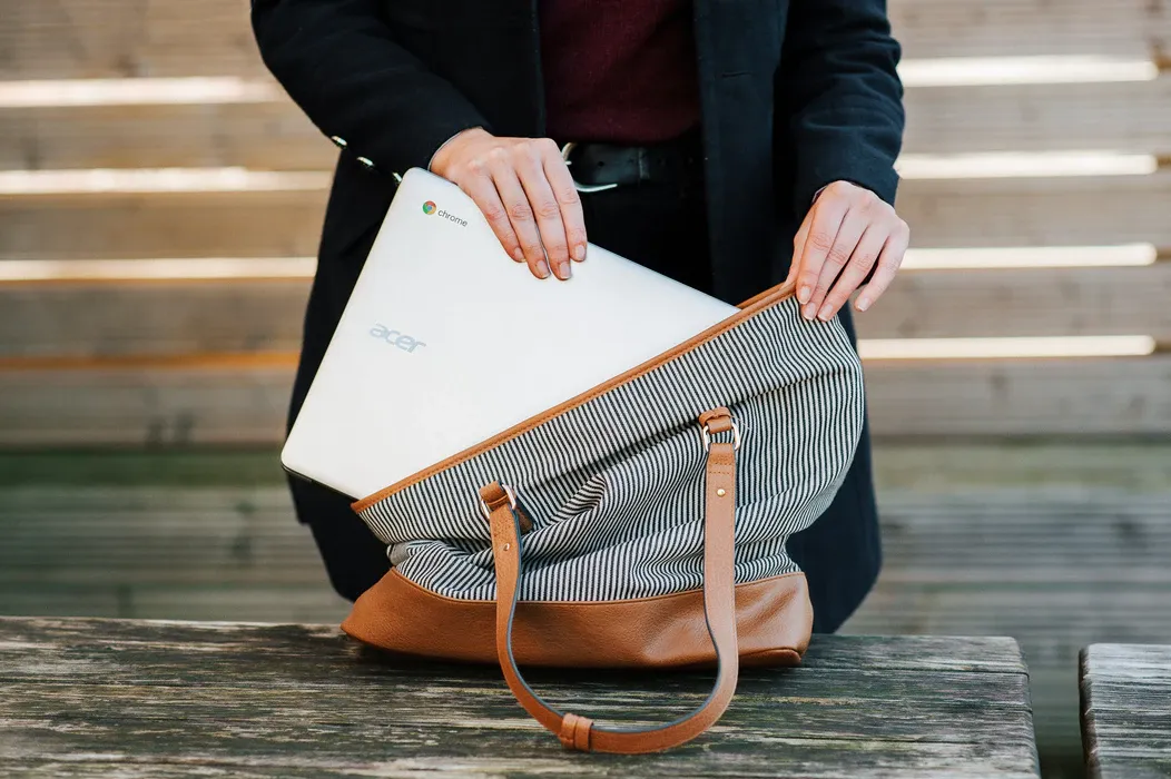 laptop chromebook ringan mudah dibawa tas sekolah