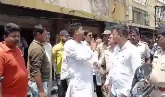 দলীয় পতাকা খোলাকে কেন্দ্র করে বচসা