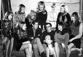 Woody Allen con el elenco de Play it again Sam, 1969