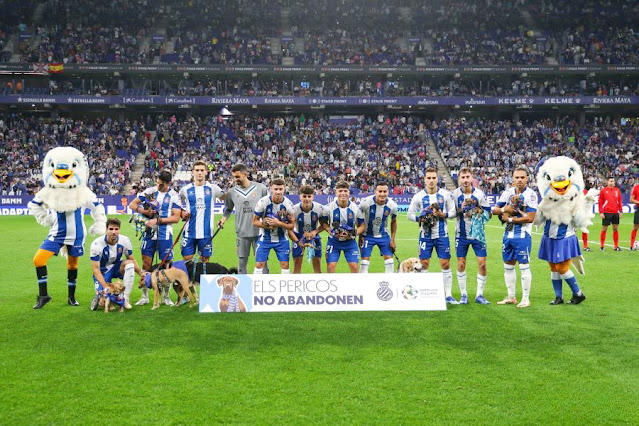 R. C. D. ESPANYOL DE BARCELONA. Temporada 2023-24. Leandro Cabrera, Pere MIlla, José Gragera, Fernando Pacheco, Javi Puado, Álvaro Aguado, Nico Melamed, Omar El Hilali, Brian Oliván, Fernando Calero, Martin Braithwaite. Los jugadores del Espanyol con un perro por la campaña contra los perros abandonados.R. C. D. ESPANYOL DE BARCELONA 2 🆚 REAL VALLADOLID C. F. 0 Sábado 14/10/2023, 21:00 horas. Campeonato de Liga de 2ª División, jornada 11. Cornellá de Llobregat, Barcelona, Stage Front Stadium: 21.439 espectadores. GOLES: ⚽1-0: 8’, Martin Braithwaite, de penalti. ⚽2-0: 35’, Javi Puado.