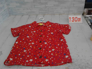 中古品　子供服　130㎝　レッド　星プリント　半袖シャツ　298円