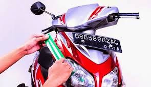 memasang stiker di body motor 