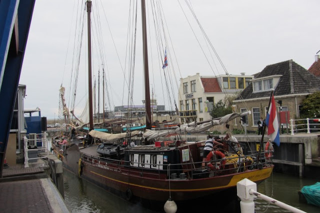 Harlingen, binnenhaven met oude schepen