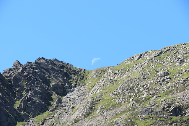 The moon above the top of the Daear Ddu ridge.