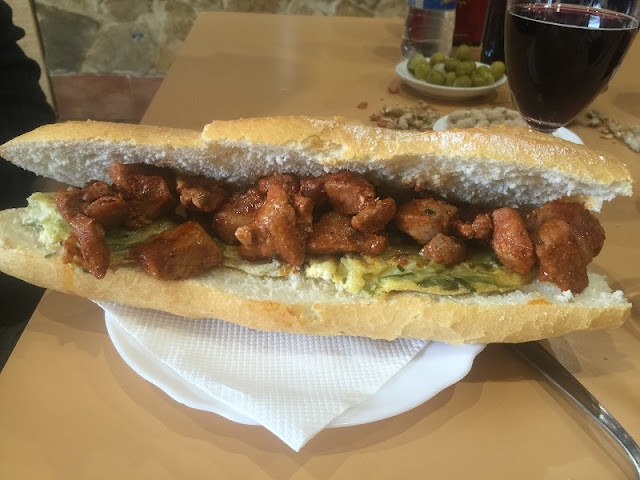 Bar Teruel - Bocadillo de pinchos con tortilla de ajos tiernos