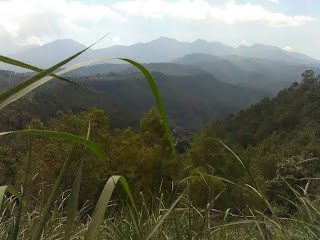 Pemandangan indah nan sejuk gunung banyak wisata paralayang batu