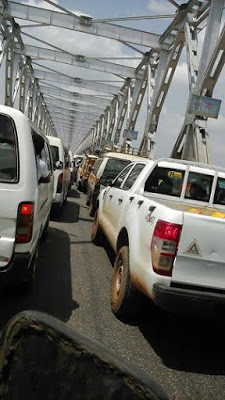 Supporters of Radio Biafra boss, Nnamdi Kanu block Niger bridge, demand for his immediate release