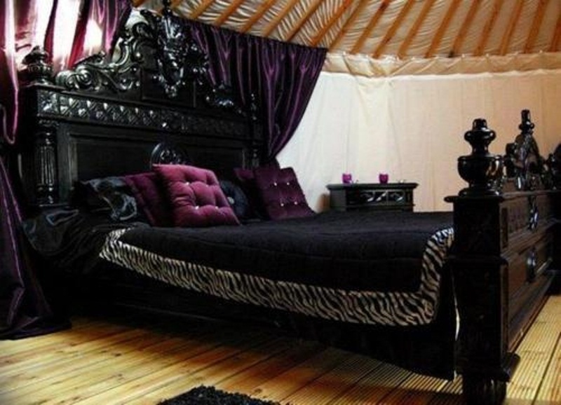 Home Interior Designs: Gothic Bedroom Designs