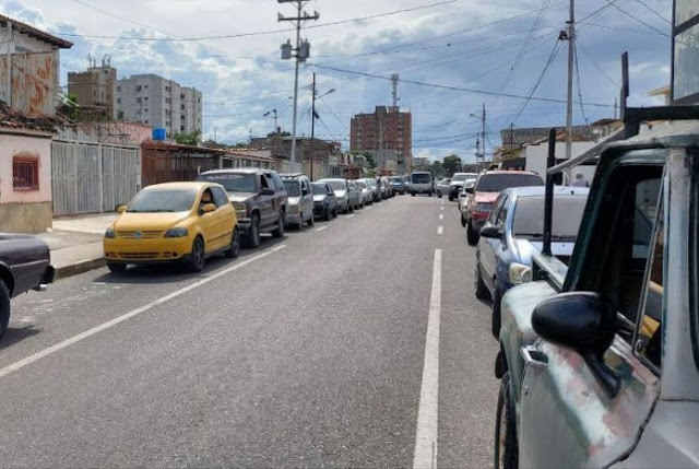 La tarde de este miércoles, más de 7 cuadras de colas vehiculares se registraban en la estación de servicio Miranda II, en la calle 51 con carrera 15, al oeste de Barquisimeto.  Algunos conductores precisaron que llevaban más de 5 horas en la cola, a la espera de surtir sus vehículos de combustible, mientras que otros tuvieron que empujar su automóvil hasta la estación.  - Publicidad - El pasado lunes, la representante de los trabajadores de las estaciones de servicio en Lara, Azalea Colmenares, aseguró que esta nueva oleada de colas en las gasolineras, podría deberse a la paralización de la producción de combustible en el país, pues las estaciones de servicio solo reciben entre 10 y 13 mil litros por día.  Hasta la fecha no existe información oficial al respecto de esta nueva crisis por combustible, que ha sometido a los conductores a largas colas y espera desde el pasado fin de semana.