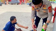 Jelang Lebaran, Kapolsek Muara Dua Berbagi Sirup dengan Abang Becak dan Warga Kurang Mampu 